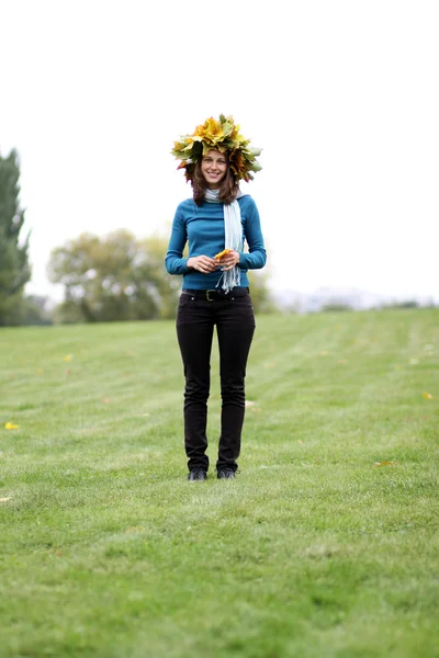 Schöne Frau mit einem Strauß Ahornblättern — Stockfoto