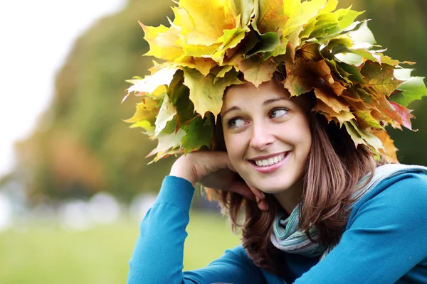 Bela mulher com um buquê de folhas de bordo — Fotografia de Stock