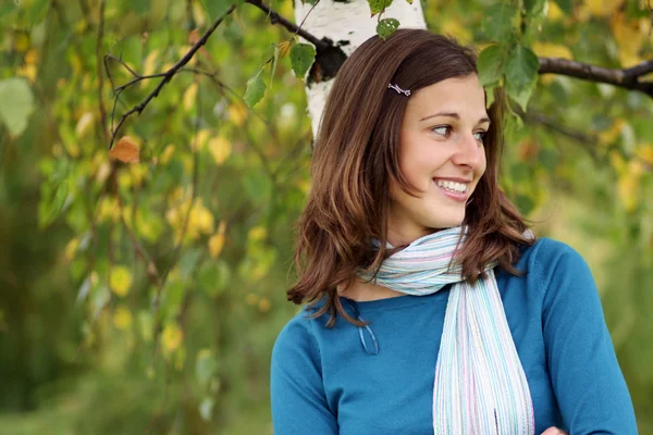 Joyeux jeune femme à un bouleau blanc — Photo