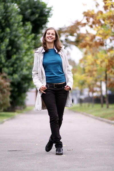 Kadın sonbahar parkta yürüyüş, tam boy — Stok fotoğraf