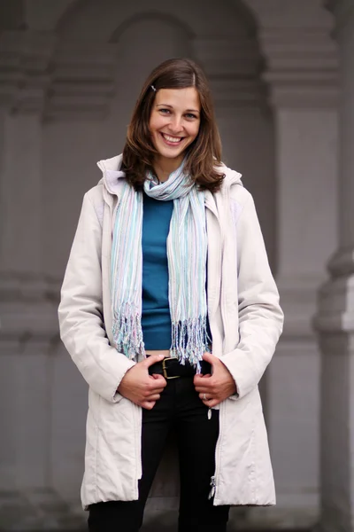 Retrato de close-up de uma jovem mulher feliz sorrindo — Fotografia de Stock