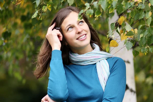 Joyeux jeune femme à un bouleau blanc — Photo