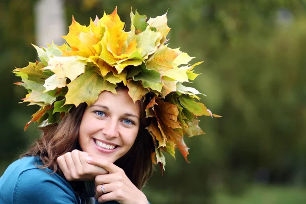 Schöne Frau mit einem Strauß Ahornblättern — Stockfoto