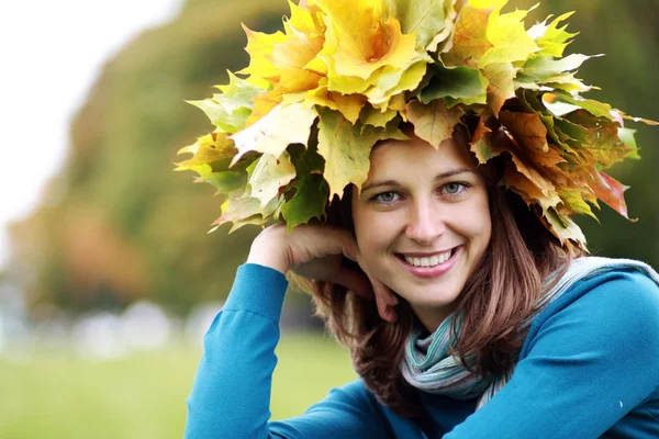 Schöne Frau mit einem Strauß Ahornblättern — Stockfoto