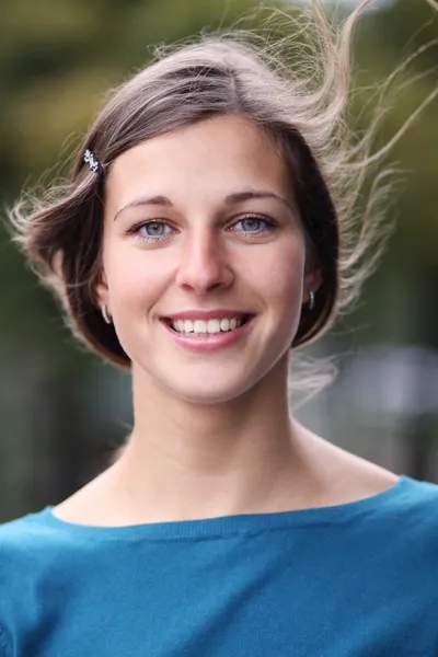 Retrato de cerca de una joven feliz sonriendo — Foto de Stock