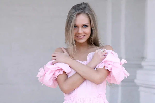 Красивая девушка в розовом платье — стоковое фото