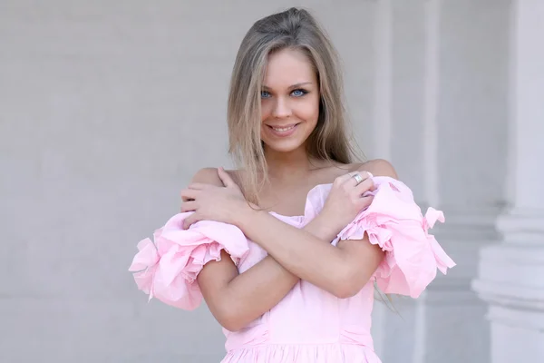 Hermosa joven en vestido rosa — Foto de Stock