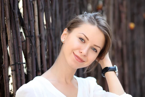 Beautiful young girl smiling — Stock Photo, Image