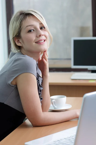 Joven mujer de negocios bonita con cuaderno en la oficina — Foto de Stock