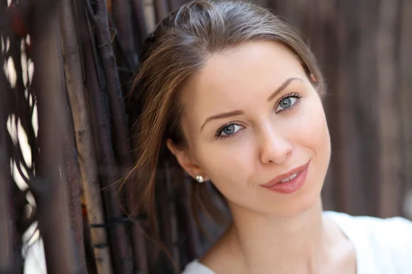 Beautiful young girl smiling — Stock Photo, Image