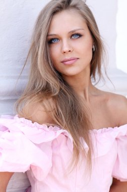 pembe elbiseli güzel genç kız