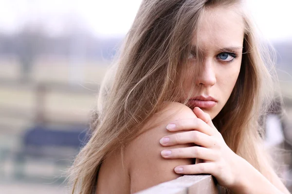 Mooie jonge vrouw. — Stockfoto