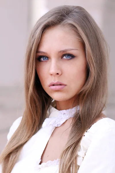 Hermosa joven en vestido rosa — Foto de Stock