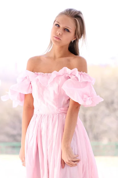 Mooi meisje in roze jurk — Stockfoto