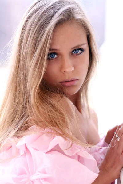 Belle jeune fille en robe rose — Photo