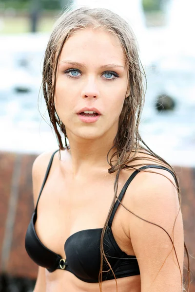 Молода сексуальна жінка купається в міському фонтані — стокове фото