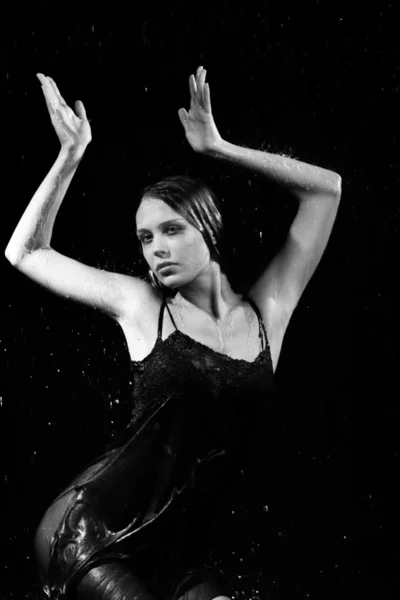 Сексуальна мокра жінка - студійне фото — стокове фото