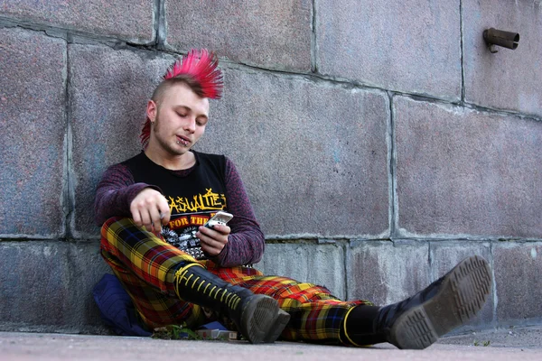 Punk na ulici čtení sms — Stock fotografie