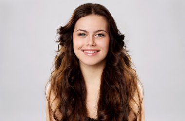 Gülümseyen genç kadın