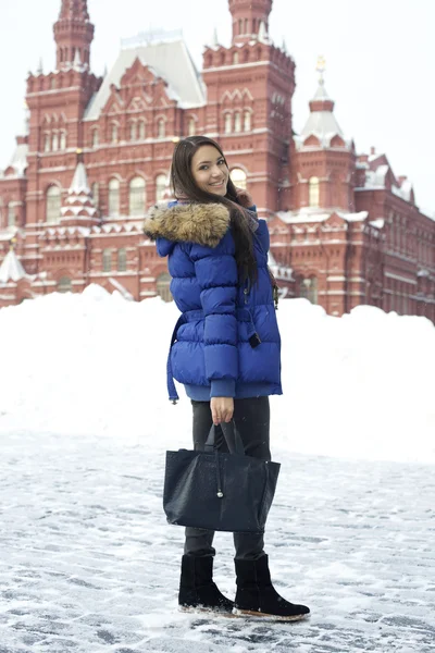 Uma jovem mulher caminhando na Praça Vermelha em Moscou — Fotografia de Stock