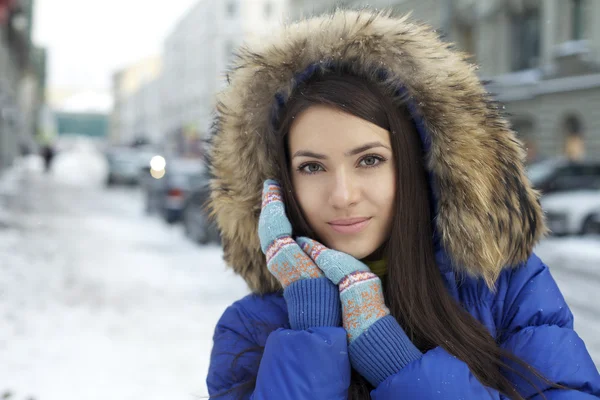 Portrait d'une jeune femme sur fond de ville hivernale — Photo