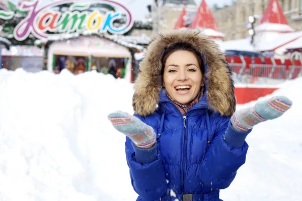 Ritratto di una giovane donna sullo sfondo di una città invernale — Foto Stock