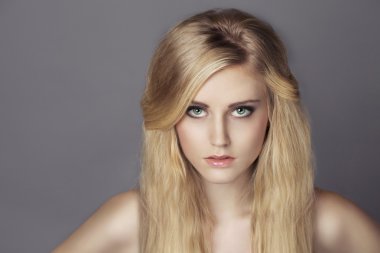 genç güzel sarışın bir kadın portresi