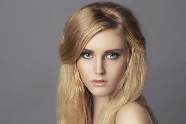 Portret młodej kobiety piękne blond — Zdjęcie stockowe