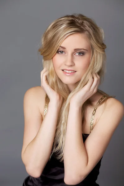 Porträt einer jungen schönen blonden Frau — Stockfoto
