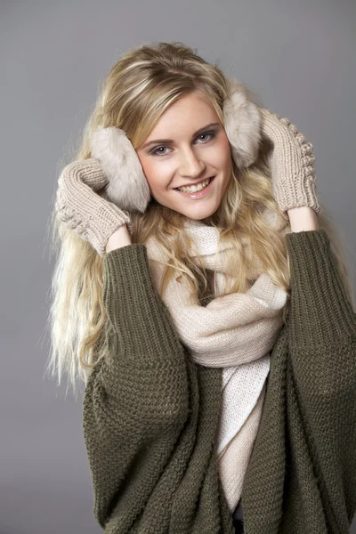 Retrato de una hermosa mujer feliz en una chaqueta de punto —  Fotos de Stock