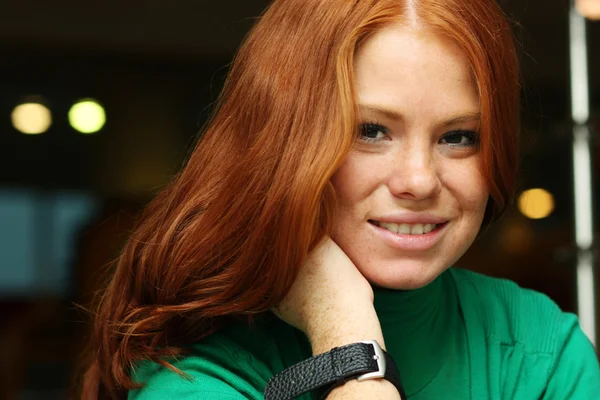 Unga vackra redhair kvinna — Stockfoto