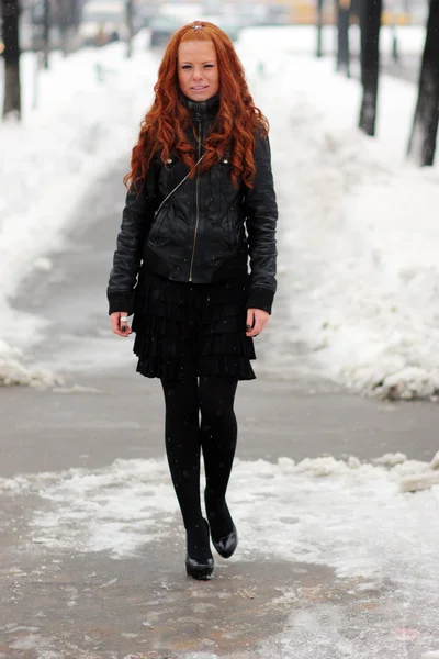 Winter woman in rest snow park — Stock Photo, Image
