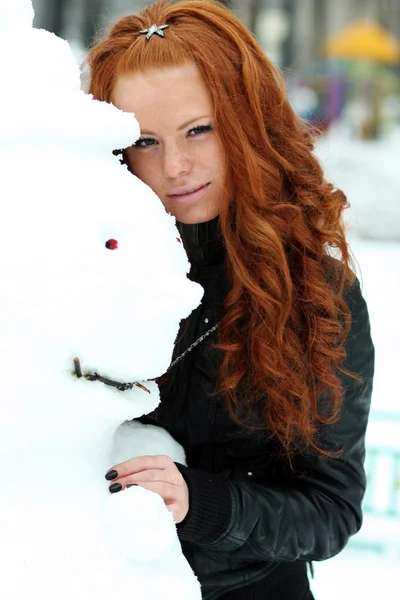 Winter woman in rest snow park — Stock Photo, Image