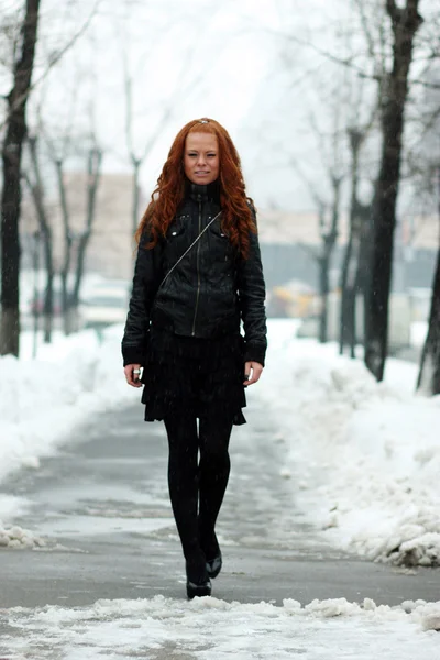 Winter Frau in Ruhe Snowpark — Stockfoto