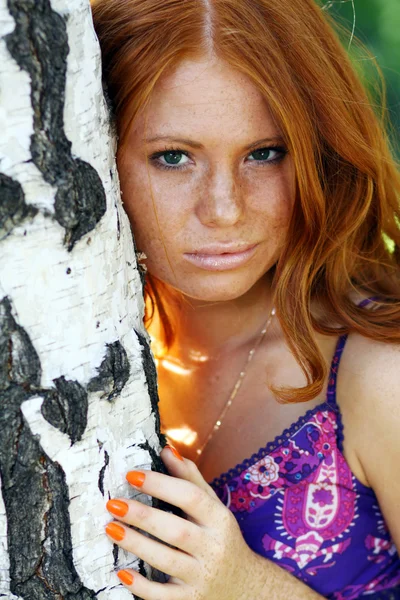 Retrato de una hermosa mujer joven pelirroja —  Fotos de Stock