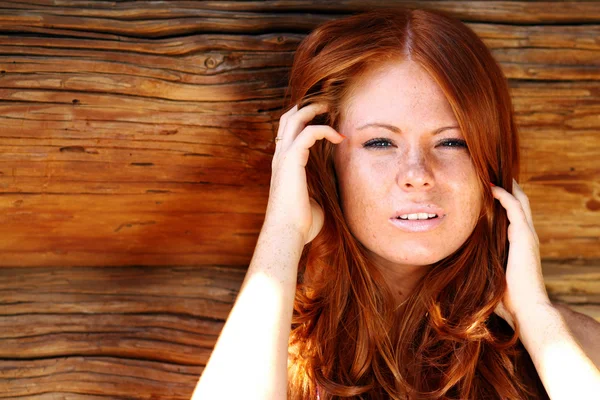 Portrait de la belle fille aux cheveux roux — Photo