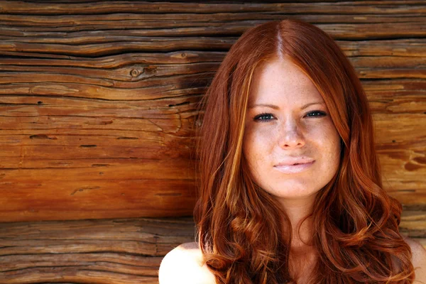 Portrait de la belle fille aux cheveux roux — Photo