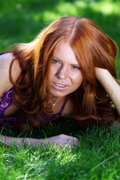 Portrait de belle jeune femme aux cheveux roux — Photo