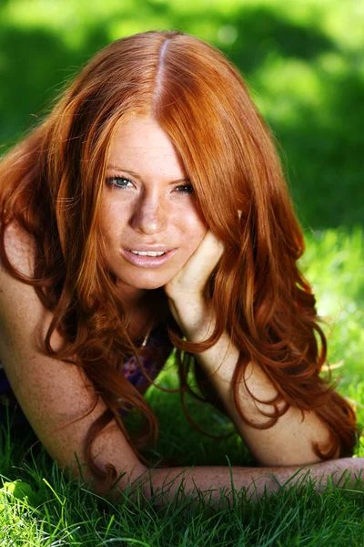 Retrato de cabelos vermelhos bela jovem — Fotografia de Stock