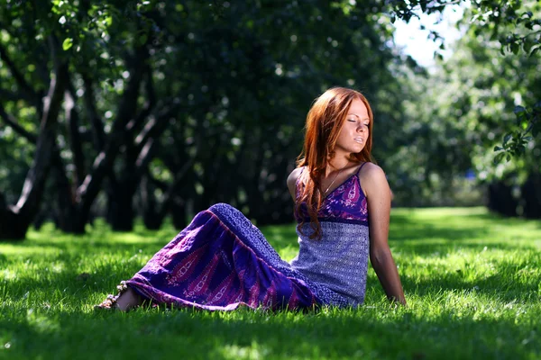 Kızıl saçlı güzel genç bir kadın portresi — Stok fotoğraf