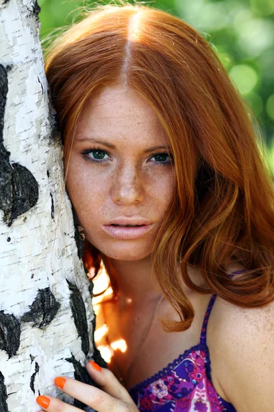 Retrato de una hermosa mujer joven pelirroja —  Fotos de Stock