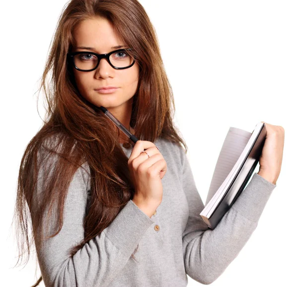 Portrait de la jeune fille avec le journal quotidien dans les mains — Photo