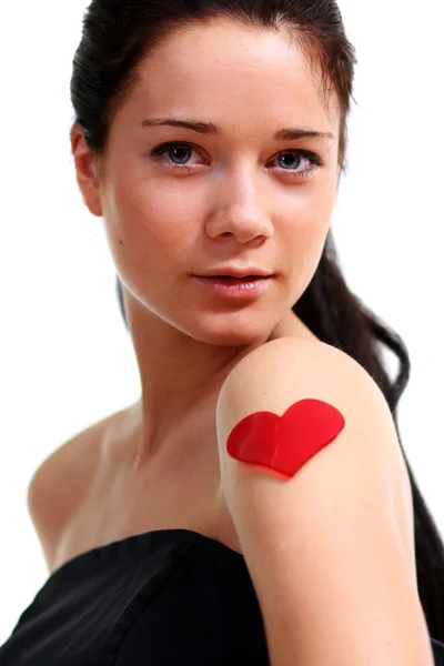 Młoda kobieta trzymająca serce — Zdjęcie stockowe