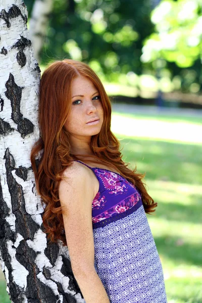 赤い髪の美しい若い女性の肖像画 — ストック写真
