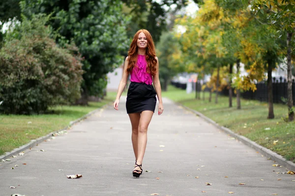 Mooie redhead vrouw in een jurk — Stockfoto