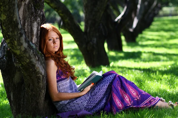 Mujer joven en verano, libro de lectura del parque verde —  Fotos de Stock