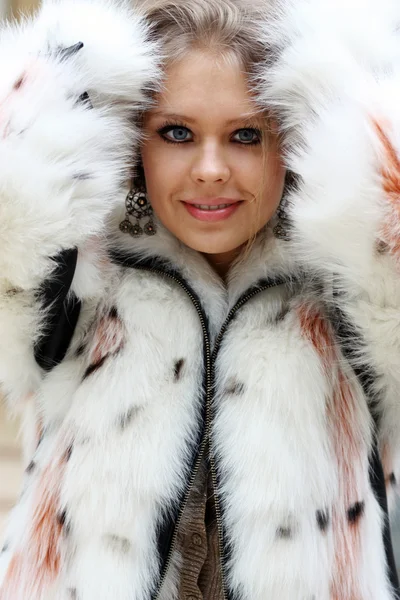 Portret van een mooie gelukkig vrouw in een gebreid vest — Stockfoto