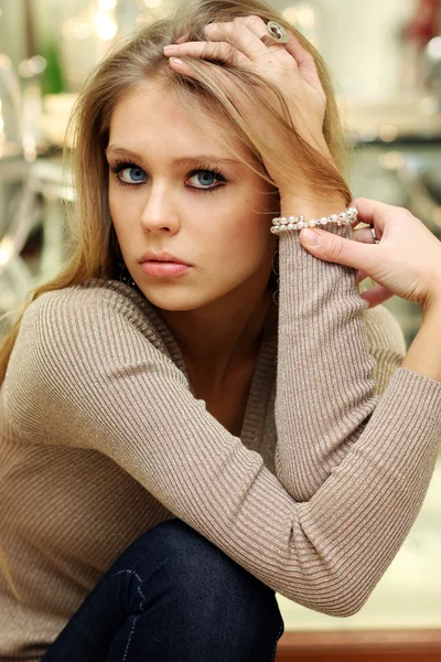 Porträt einer jungen schönen blonden Frau — Stockfoto