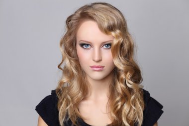 genç güzel sarışın bir kadın portresi