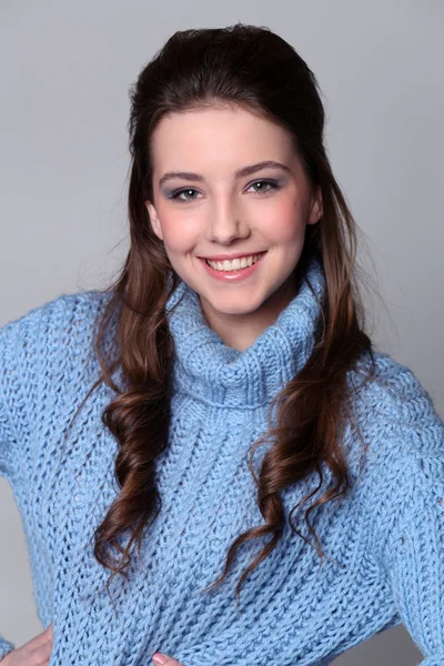 Retrato de una hermosa mujer feliz en una chaqueta de punto —  Fotos de Stock